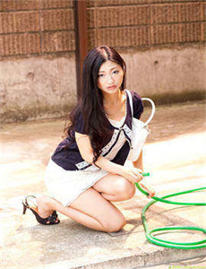 《我和两个女领导玩双飞-美女挤奶小游戏》
