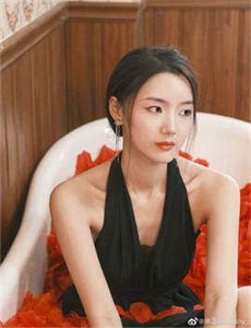 《九九热线视频精品99-美女尿急》